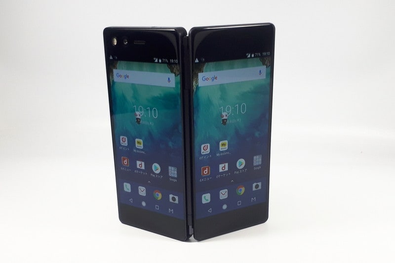 真ん中のヒンジを中心にして折りたたむことができる