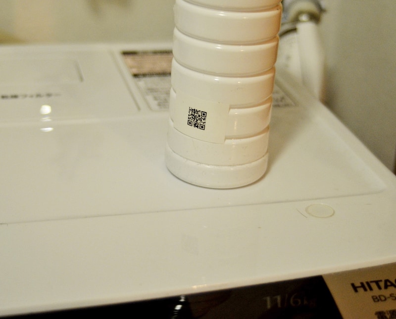 QRコードを手軽に印刷してシールにできます。洗剤のボトルには詰め替え用パックの購入用サイトのコードを貼り付けました