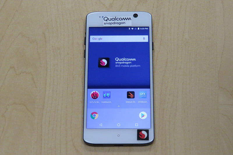 ベンチマーク計測用に用意されたSnapdragon 845搭載のサンプル機