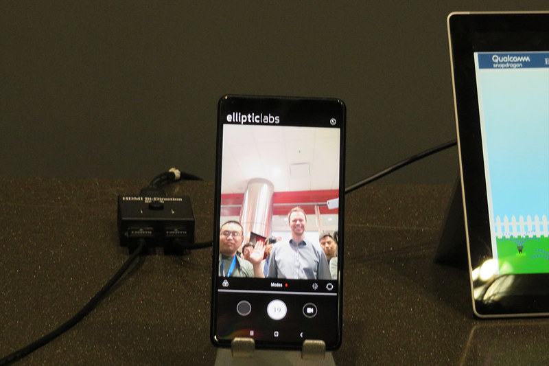 超音波で手の動きを感知し、カメラのシャッターを切る