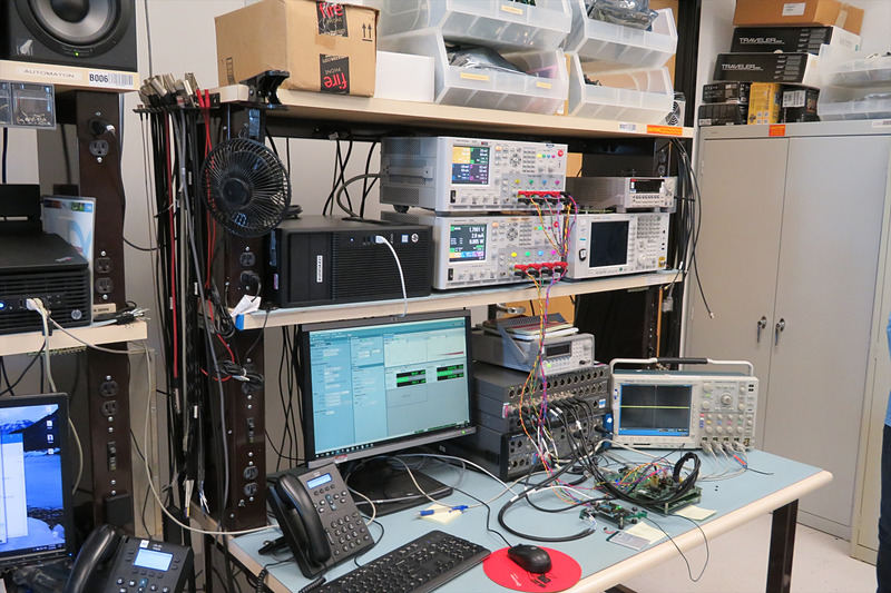 さまざまな機材を用いて認識精度の向上や常時スタンバイ時の省電力化を研究している