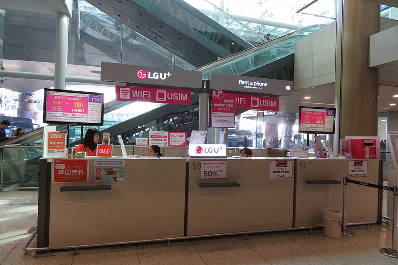 LG U+のカウンターに間借りする形で「au設定サポート窓口」が設置されている