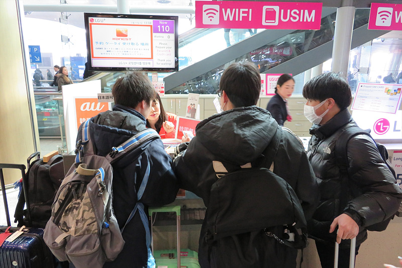 取材中、実際にお客さんがカウンターを訪れていた