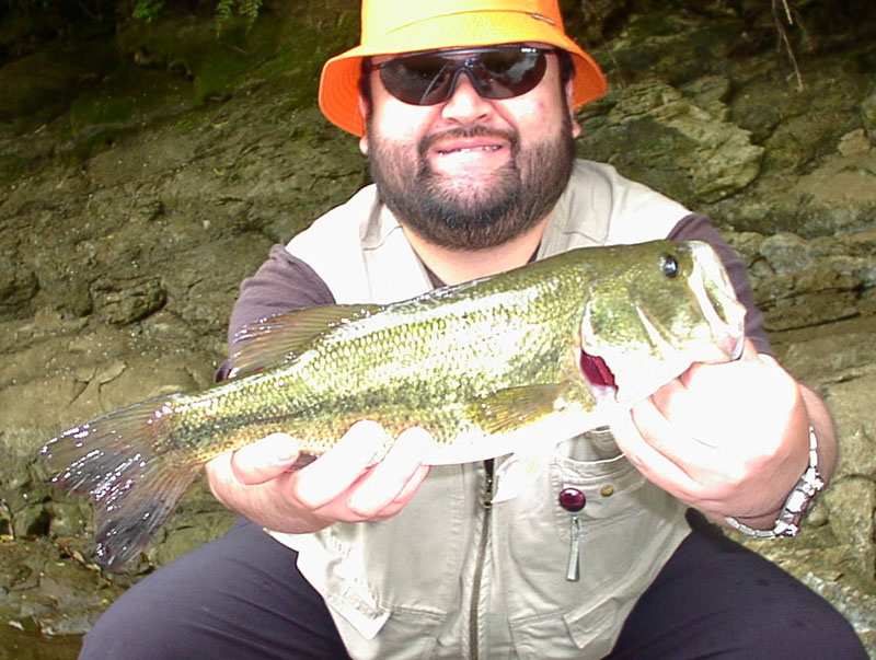 2000年の釣行の記念写真です。左から、2000年4月6日、2000年5月19日、2000年6月2日。それぞれ、月齢1.4（ほぼ新月）、月齢14.9（満月）、月齢28.9（新月）です。どの日もよく釣れたという記憶があります。