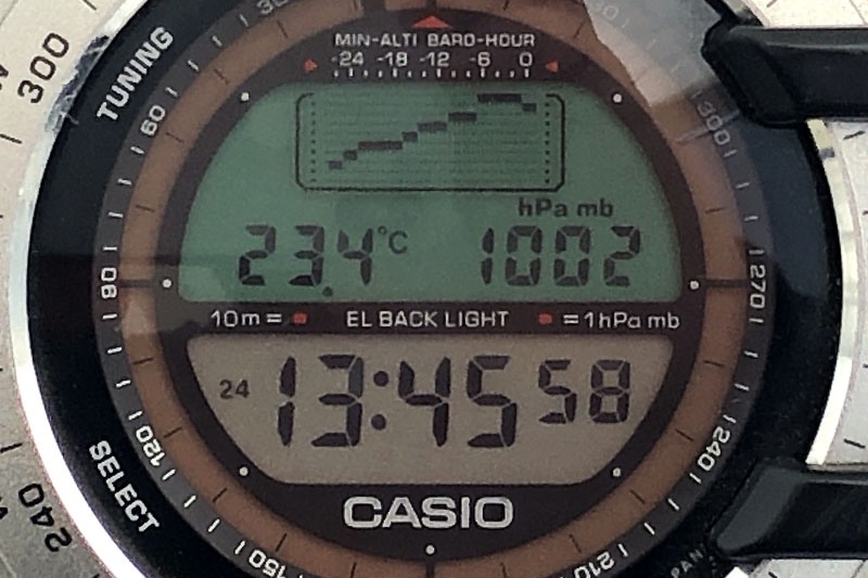 カシオの「プロトレック PRT-40」。気圧計、温度計、方位計を搭載したトリプルセンサーの腕時計です。2時間おきに気圧を自動計測し、過去26時間分の気圧傾向をグラフ表示可能。気圧変化を一目で見られるのは「釣り人向け」ですね～♪