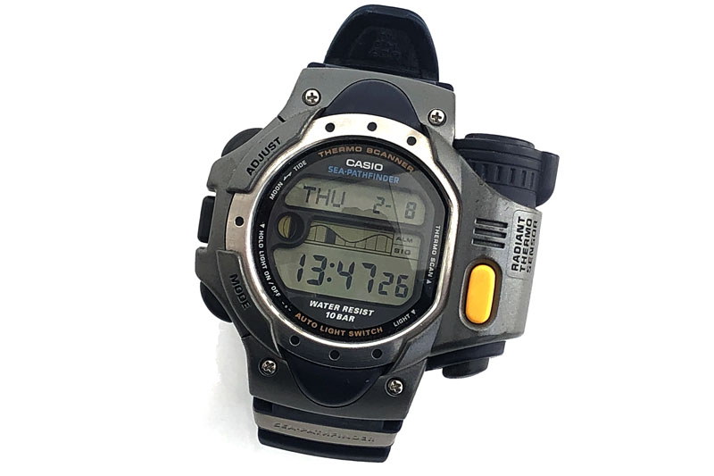 カシオの「シーパスファインダー SPF-10」。右上のセンサーを対象に向け、黄色いボタンを押せば、対象の表面温度を計測できます。ほか、ムーンエイジやタイドグラフも表示可能。