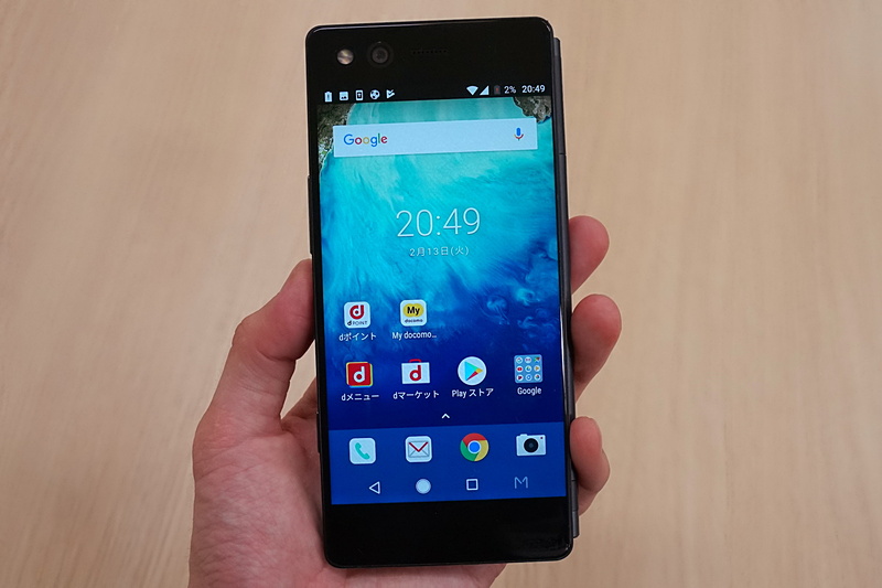 閉じると5.2インチに。サブディスプレイの分、一般的なスマートフォンよりは厚みがある