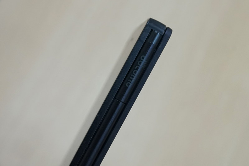 ヒンジ部で存在感を示すドコモロゴ