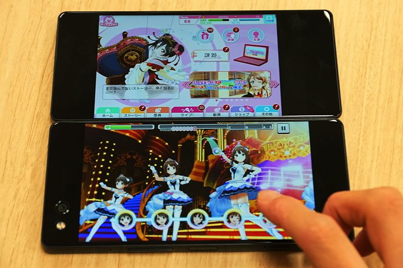 上下にゲームアプリを表示できる。ただし、操作していない方はサスペンド（待機）状態になるようだ