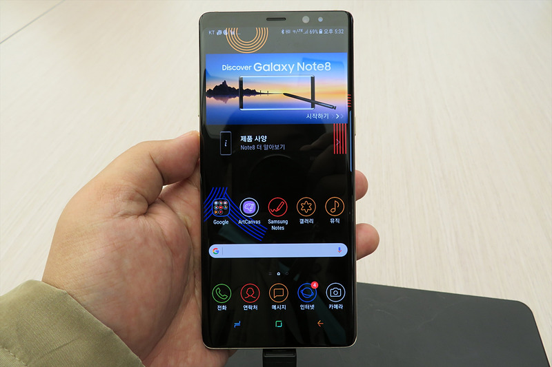 ホーム画面。Galaxyユーザーは同様の壁紙やアイコンなどをパックにしたテーマがGalaxy Themesから無料でダウンロードできる