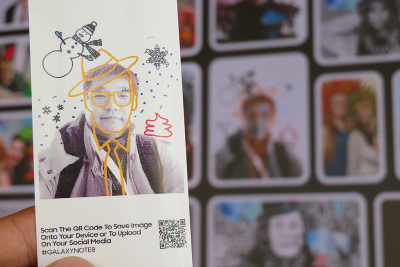 お題に従ってGalaxy Note8でSペンを使ってお絵描きすると、壁面に映し出されるとともにプリントアウトしたシールがもらえる