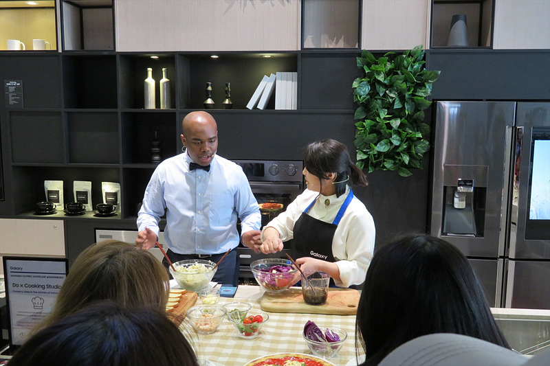 ポイントを飲み物などに交換できるカフェコーナーでは料理ショーも