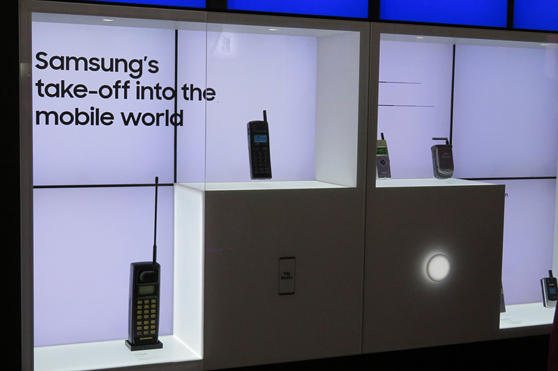 サムスンの歴代の携帯電話を展示