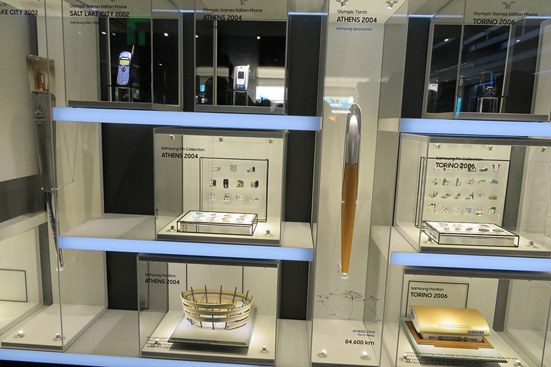 聖火リレーのトーチとともに展示されている