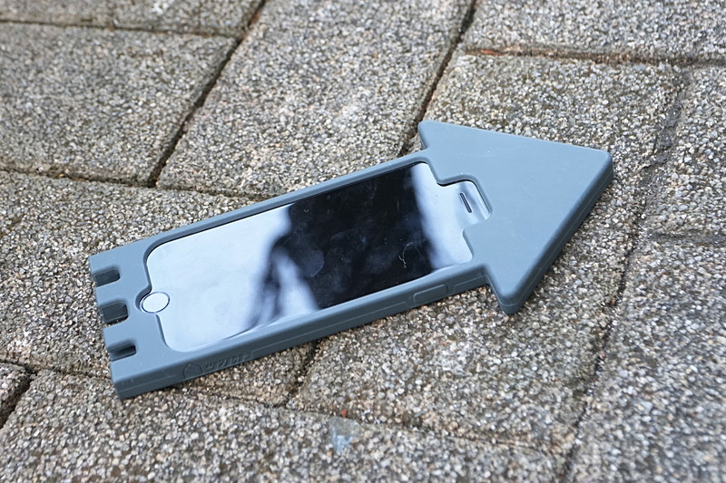 <a href="https://k-tai.watch.impress.co.jp/docs/news/1082268.html" class="n" target="_blank">「イカ」のシリコンケース</a>を装着していたiPhone。おかげで画面割れは防げたが、落とした時に音がしないのは盲点だった……（写真は発見後に撮影したイメージ）