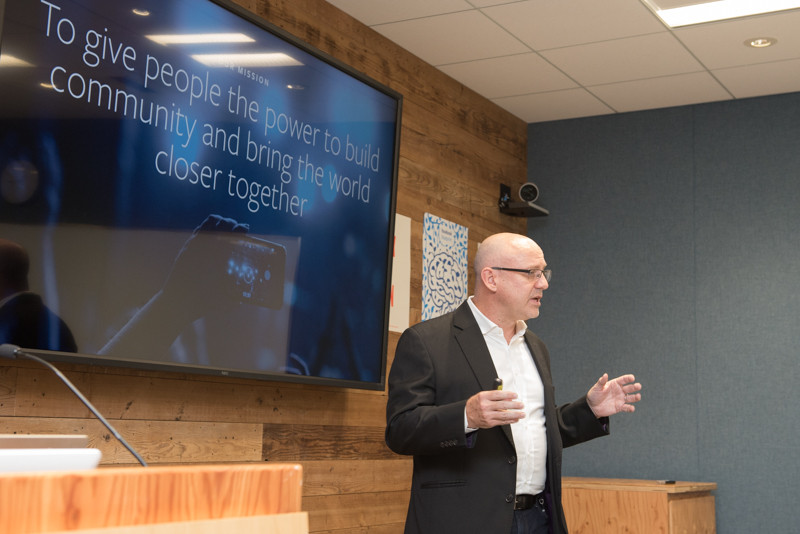 フェイスブック アジア太平洋地域 バイスプレジデントのダン・ニアリー氏。後ろには、コミュニティの形成に注力していくという同社の新たなミッションが表示されている