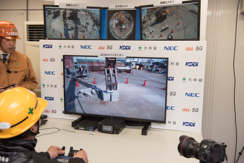 遠隔操作室での操作の様子。裸眼立体視が可能な4K3D表示のメインモニター