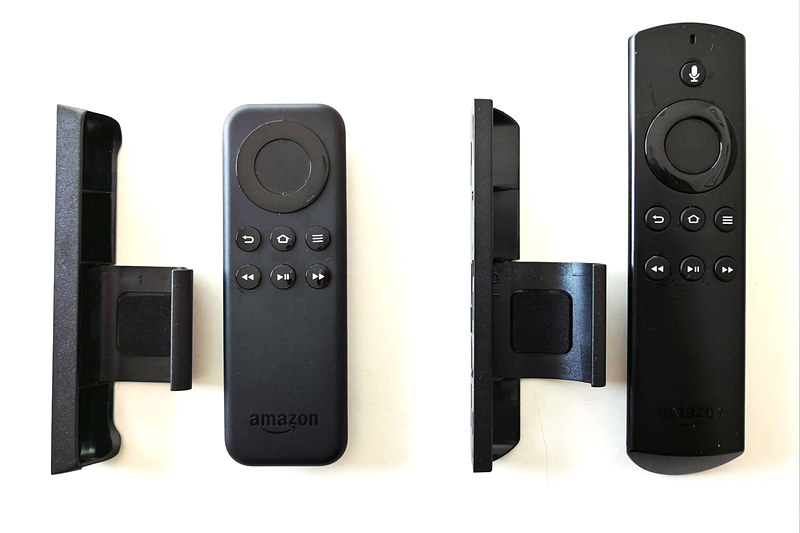 2種類のアダプターとFire TVの新旧のリモコン。大きな方が音声認識対応用