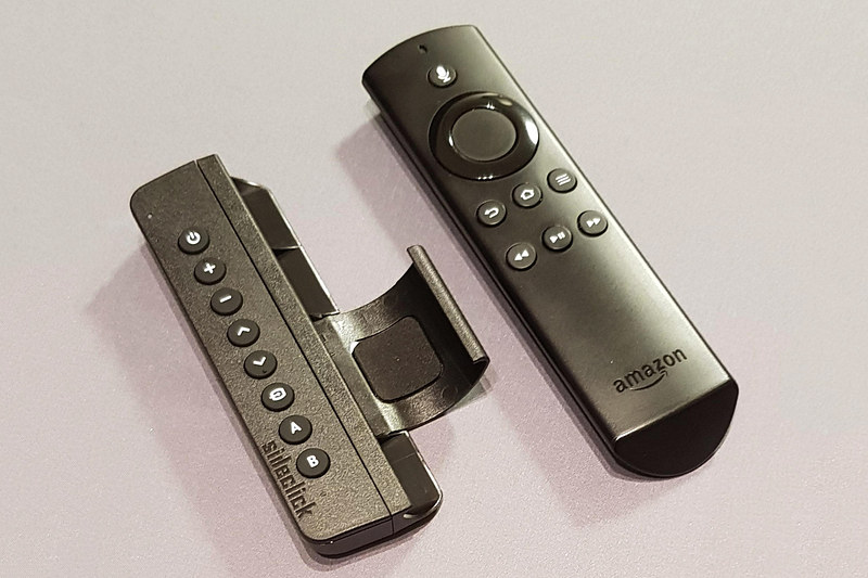 音声認識対応用のFire TVリモコン（右）を取り付けるためのアダプターをSideClickの側面に取り付ける