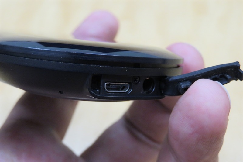 microUSBで充電する