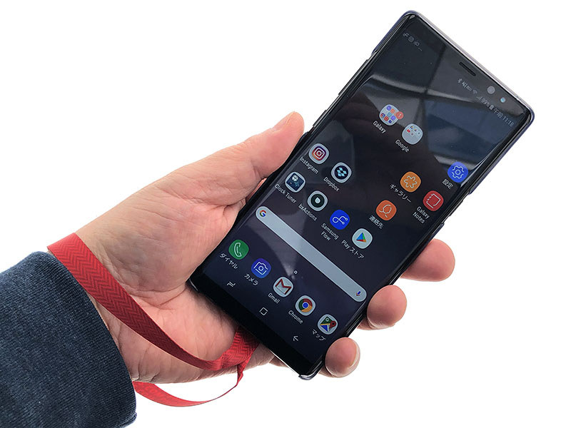 PHONE LOOPSの「PETITE LOOP」。リボンのような薄い化繊テープに両面テープが付いていて、これを端末に貼り付け、さらに市販保護ジャケットをかぶせて使うストラップです。直販価格は$4.99 USD​。