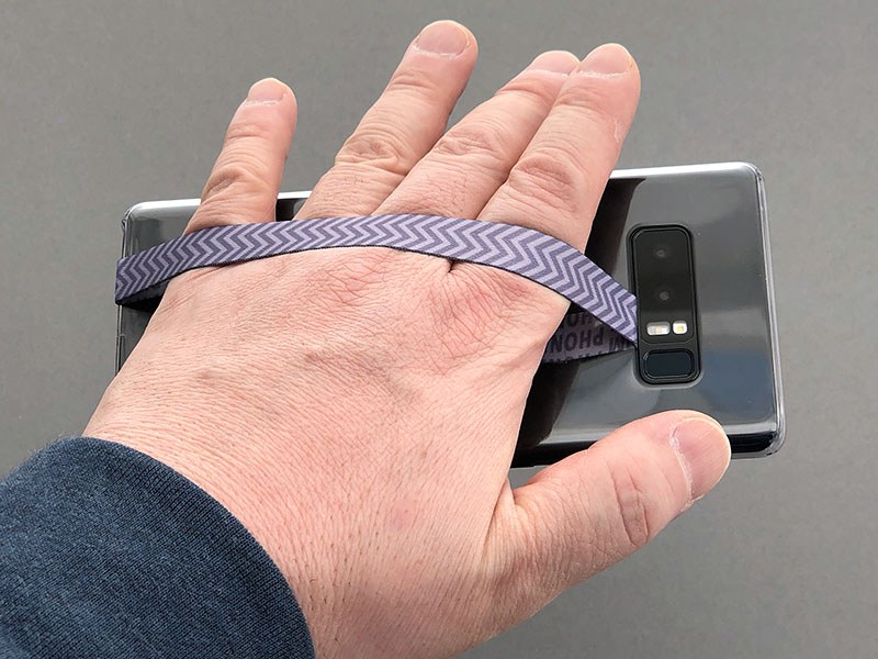 PHONE LOOPSの「NINJA LOOP」。これもリボンのような薄い化繊テープに両面テープが付いているもの。保護ジャケット側に貼り付け、指や手を通せるベルト状にして使うストラップです。直販価格は$4.99 USD​。