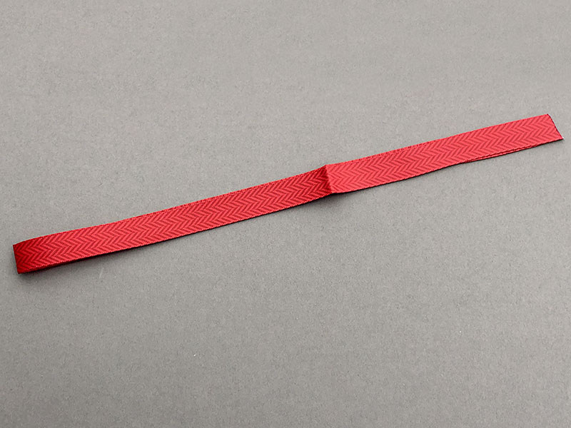 「PETITE LOOP」はループ状になっているリボンです。リボン端の両面テープを使い、端末背面に貼ります。