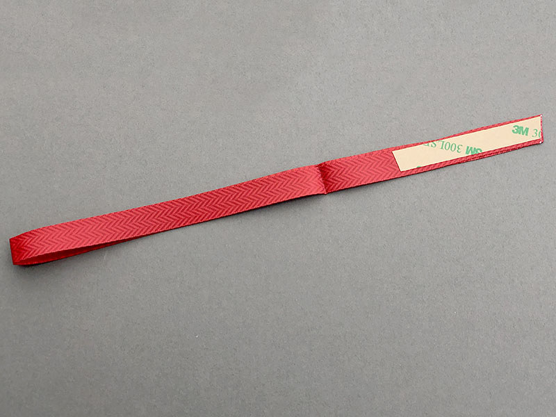 「PETITE LOOP」はループ状になっているリボンです。リボン端の両面テープを使い、端末背面に貼ります。