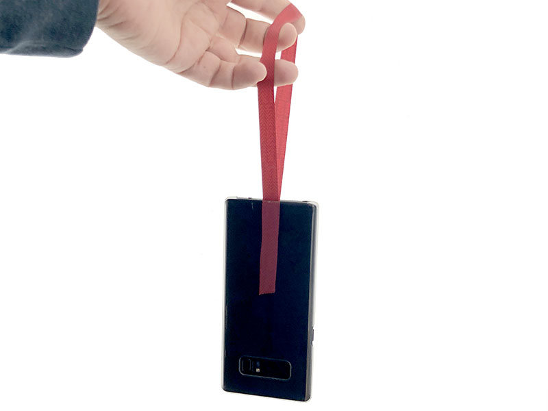 引っ張ってみたり吊してみたり。全然外れる感じがしません。さらに、製品情報ページにあった動画のマネをして、ブンブン振り回してみましたが……大丈夫でした♪　端末を机上に置いた状態でも、ループ部分が取っ掛かりになって端末を手に取りやすくてナイスです。