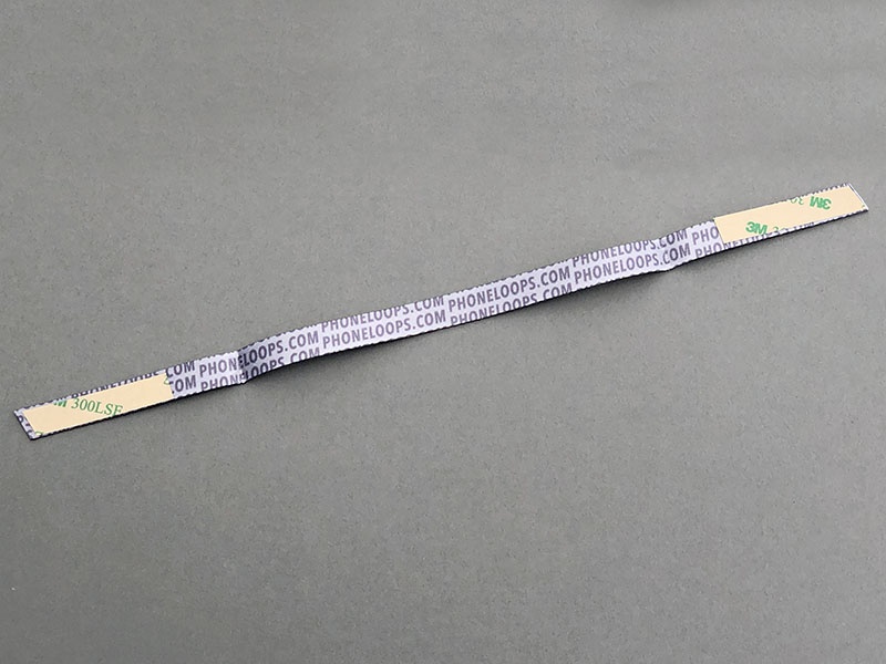 「NINJA LOOP」は1本のテープで、両端に両面テープが付いています。スマートフォン保護カバーの類の背面内側に貼ります。