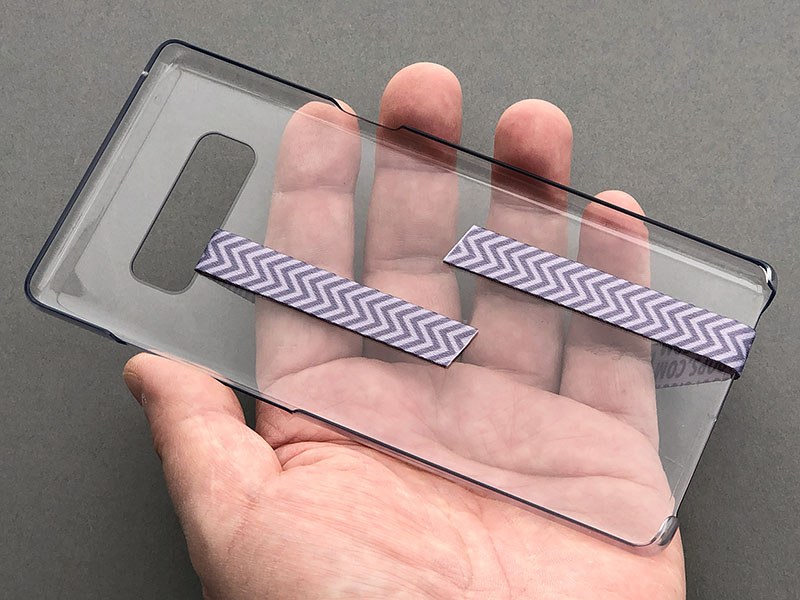 保護カバー背面の内面に貼り付けますが、できあがりのループに手のひらを通して使いますので、手のひらを置いて貼っていくといいでしょう。