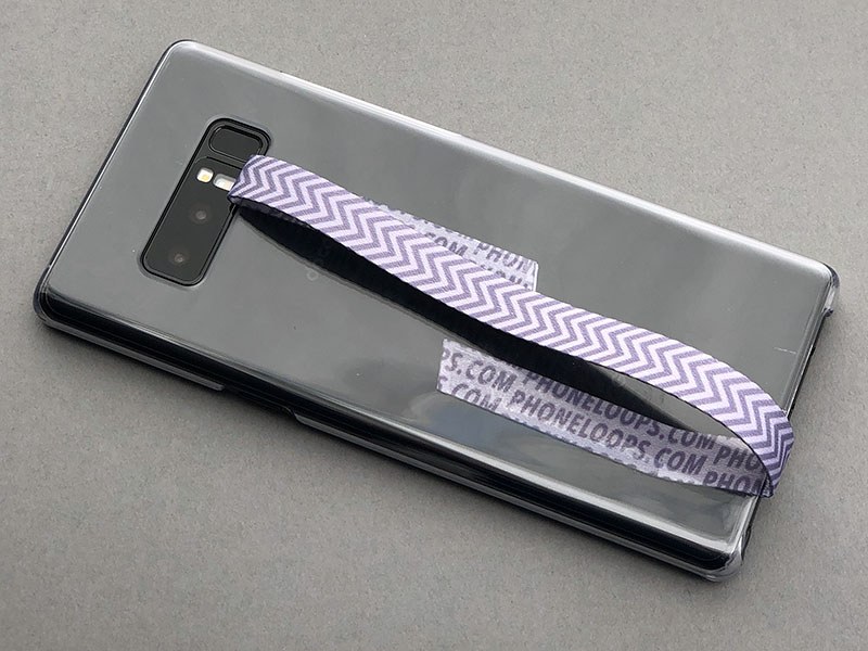 貼り終えた状態。こんなふうに手のひらを通して使うループ状のベルトです。