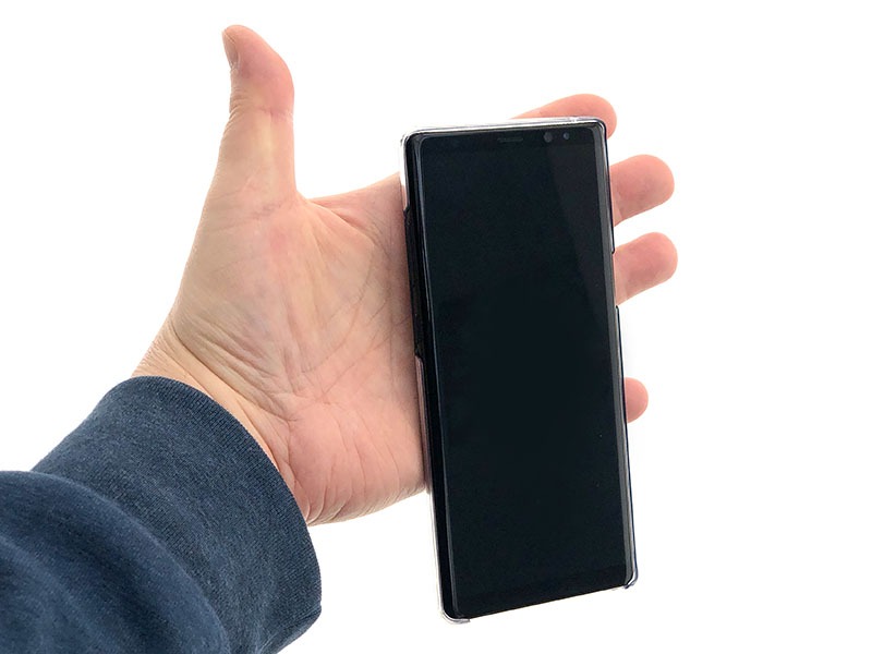 好みで指を数本通すなどしてもいいですね。使い方次第ですが、一般的なストラップよりも「落としにくさ」「ホールドしやすさ」がある感じ。