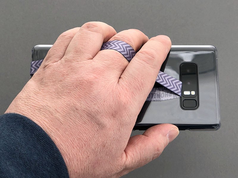 リング状の端末保持グッズと似た使用感ですが、「NINJA LOOP」はリボン状なので厚さからくる違和感や不都合がほとんどないのが快適です。持つ位置をわりと自由に変えられるのも実用的。