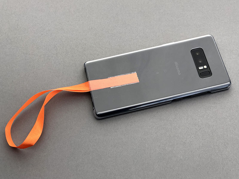 用意したのは包装用のリボンと手芸用の両面テープ（布などを貼るのに適する）です。「PETITE LOOP」の構造をマネしたら、アッサリと自作成功。「NINJA LOOP」も自作できるでしょう。