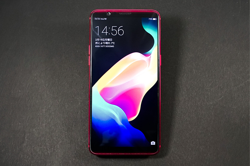 幅75.5mmの筐体に6.01インチディスプレイを装備する狭額縁設計
