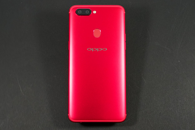 背面中央に指紋センサーを備える