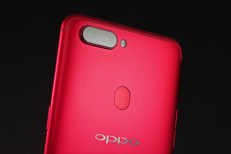 上部と下部に凹みを持たせたデザイン