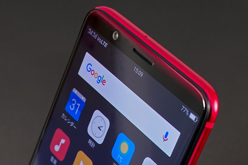 上部と下部に凹みを持たせたデザイン