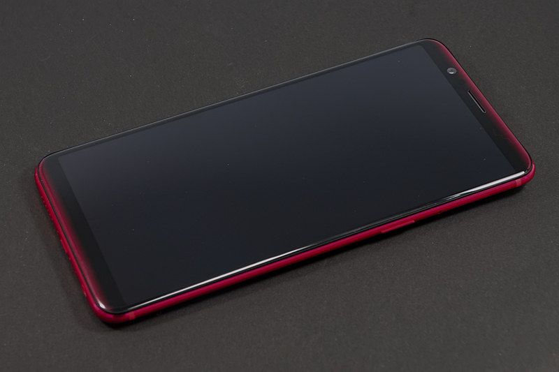 DSDSをサポート（LTE+3G）。nanoSIMスロットのうち1つはmicroSDスロットと兼用