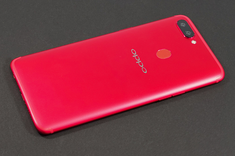 DSDSをサポート（LTE+3G）。nanoSIMスロットのうち1つはmicroSDスロットと兼用