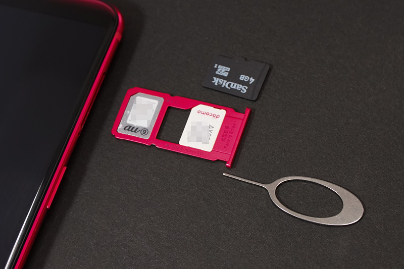 DSDSをサポート（LTE+3G）。nanoSIMスロットのうち1つはmicroSDスロットと兼用