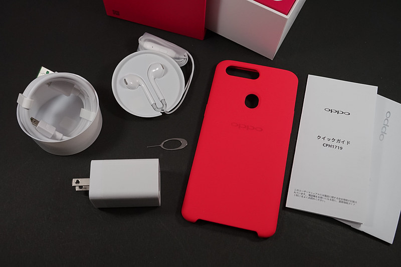 イヤホン、USBケーブル、急速充電器、ケースが付属する