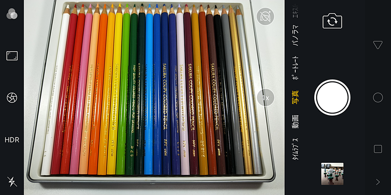 カメラUI。ボタン操作で2倍ズームに切り替え可能（デジタルズーム）