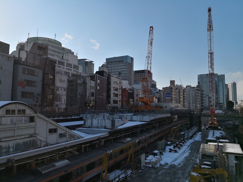 大雪の後の御茶ノ水駅（駅舎の改装中）。モノクロの階調は秀逸だが雪が積もったという非日常感は薄い