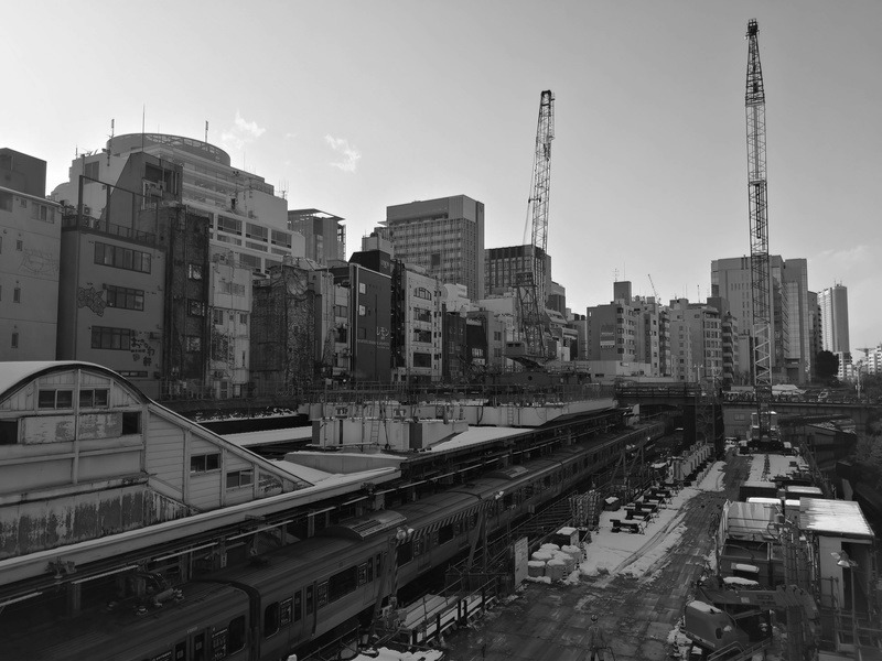 大雪の後の御茶ノ水駅（駅舎の改装中）。モノクロの階調は秀逸だが雪が積もったという非日常感は薄い