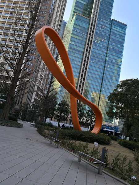 大きなビルの前の大きなパブリックアート。色が失われた写真でも異質さは残っている