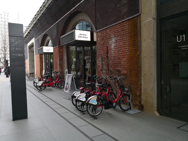 レンガ造りの本当に古い建物を再開発したテナント。カラー、モノクロのどちらでも成立する写真だろうか