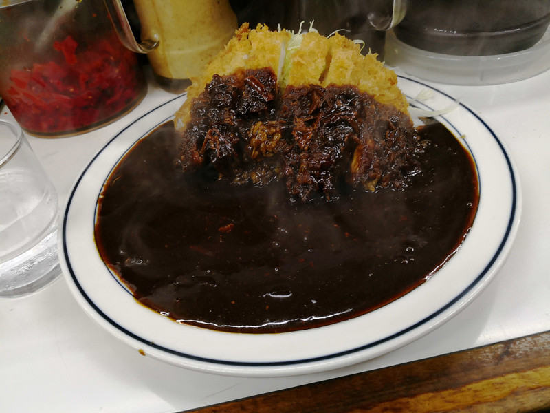 料理の写真はモノクロだとその魅力を伝えづらいが、神保町の伝統的な洋食屋の黒いカツカレーはカラーでもたいして差はなかった……