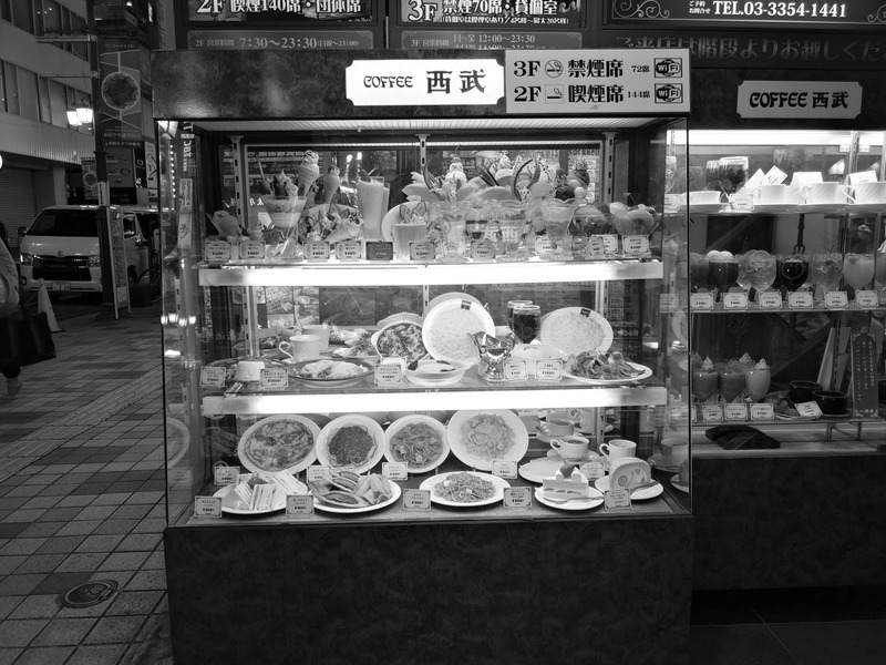 夜間撮影はとにかくハイライトに強い印象。白飛びせず粘る。モノクロでは平行もとれていない微妙な構図が際立ってしまう